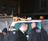 La police et les secours emmènent le corps de Heath Ledger, retrouvé mort le 22/01/08 à son appartement new-yorkais