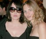 Isabelle Adjani, radieuse, au côté de Vanessa Mimran 