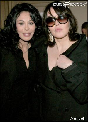Isabelle Adjani, radieuse, au côté de Yamina Benguigui 