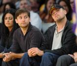 Tobey Maguire et Leonardo DiCaprio assistent aux matchs de playoffs des Lakers. Leo en train de manger, c'est aussi un spectacle !