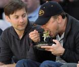 Tobey Maguire et Leonardo DiCaprio assistent aux matchs de playoffs des Lakers. Leo en train de manger, c'est aussi un spectacle !