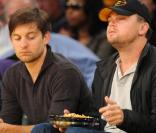 Tobey Maguire et Leonardo DiCaprio assistent aux matchs de playoffs des Lakers. Leo en train de manger, c'est aussi un spectacle !