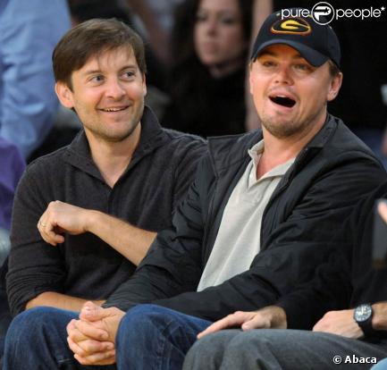 Tobey Maguire et Leonardo DiCaprio assistent aux matchs de playoffs des Lakers. Leo en train de manger, c'est aussi un spectacle !