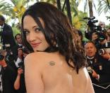 Asia Argento monte les marches du Palais des festivals