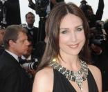 Elsa Zylberstein lors de la soirée d'ouverture du 62e festival de Cannes sublimée par une bague portée à la main droite signée Chopard, le 13 mai 2009