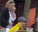 Ethan Hawke et sa femme Ryan Shawhughes se baladent avec leur fille Clementine à Madrid
