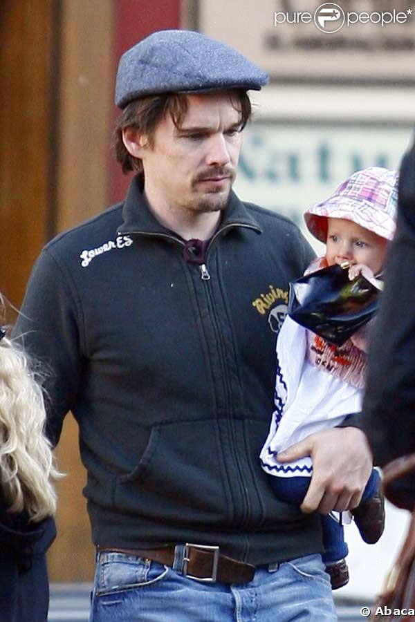 Ethan Hawke et sa femme Ryan Shawhughes se baladent avec leur fille Clementine à Madrid