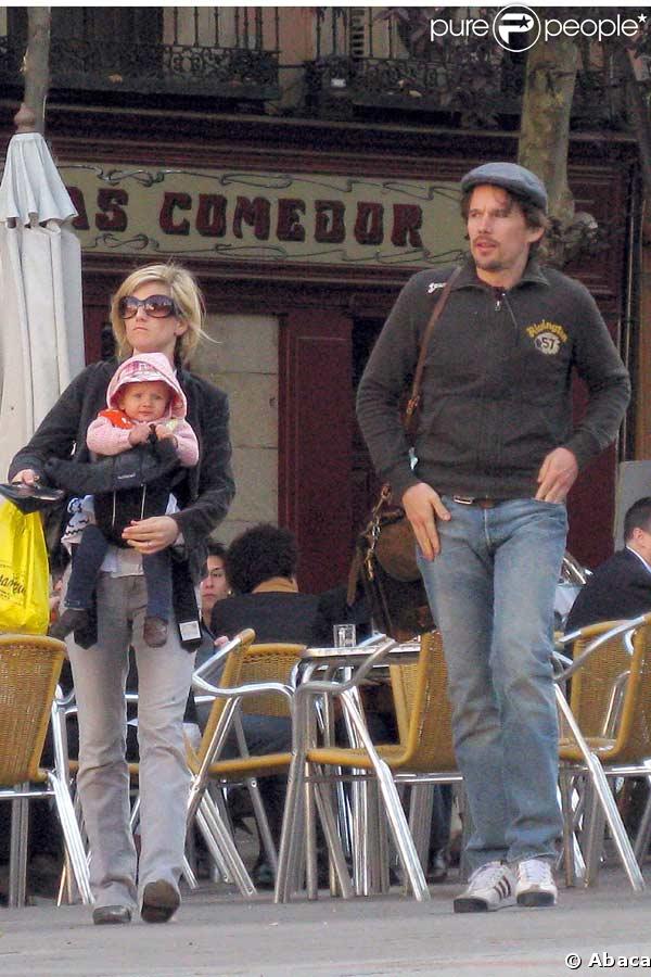 Ethan Hawke et sa femme Ryan Shawhughes se baladent avec leur fille Clementine à Madrid