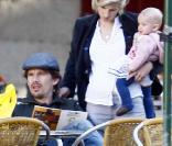 Ethan Hawke et sa femme Ryan Shawhughes se baladent avec leur fille Clementine à Madrid