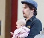 Ethan Hawke et sa femme Ryan Shawhughes se baladent avec leur fille Clementine à Madrid