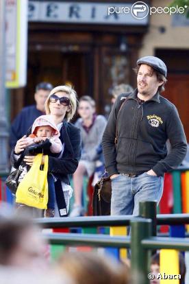 Ethan Hawke et sa femme Ryan Shawhughes se baladent avec leur fille Clementine à Madrid