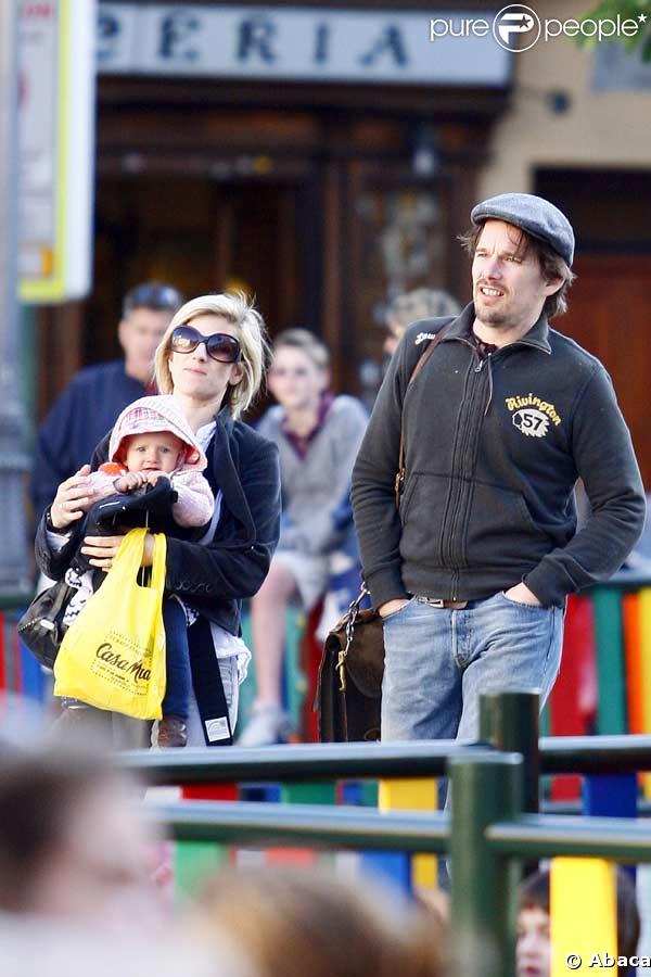 Ethan Hawke et sa femme Ryan Shawhughes se baladent avec leur fille Clementine à Madrid