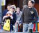 Ethan Hawke avec sa femme et son bébé : un trio bien dans ses baskets à Madrid !