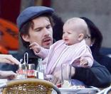 Ethan Hawke et sa femme Ryan Shawhughes se baladent avec leur fille Clementine à Madrid