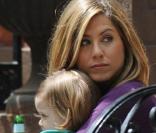 Jennifer Aniston et une adorable petite fille sur le tournage de The Baster