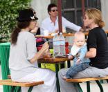 Minnie Driver passe un bon moment avec son fils Henry et une amie.