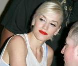 Gwen Stefani signe des autographes pour ses fans en arrivant au show Jimmy Kimmel live où elle doit faire une apparition avec son groupe  No Doubt 