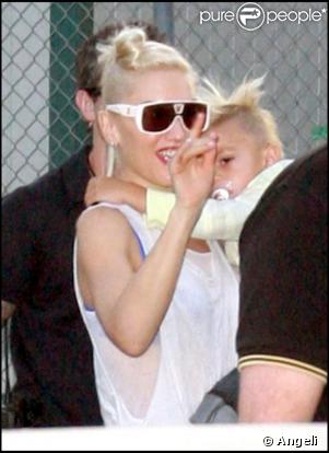 Gwen Stefani signe des autographes pour ses fans en arrivant au show Jimmy Kimmel live où elle doit faire une apparition avec son groupe  No Doubt 