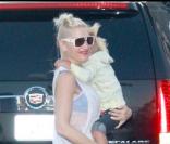 Gwen Stefani signe des autographes pour ses fans en arrivant au show Jimmy Kimmel live où elle doit faire une apparition avec son groupe  No Doubt 