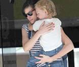 Liv Tyler en short et marinière, le look parfait pour aller chercher son fils à l'école 