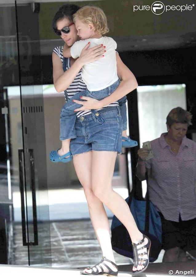 Liv Tyler en short et marinière, le look parfait pour aller chercher son fils à l'école 