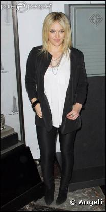 Hilary Duff en total look noir et blanc, on adore !