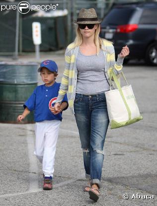 Reese Witherspoon avec son boyfriend jean, un look simple mais qui fait son effet