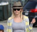 Reese Witherspoon avec son boyfriend jean, un look simple mais qui fait son effet 