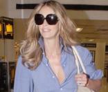 Elle Macpherson à l'aéroport de Miami. Parfaite avec son jean et sa chemise d'homme le 21/05/09