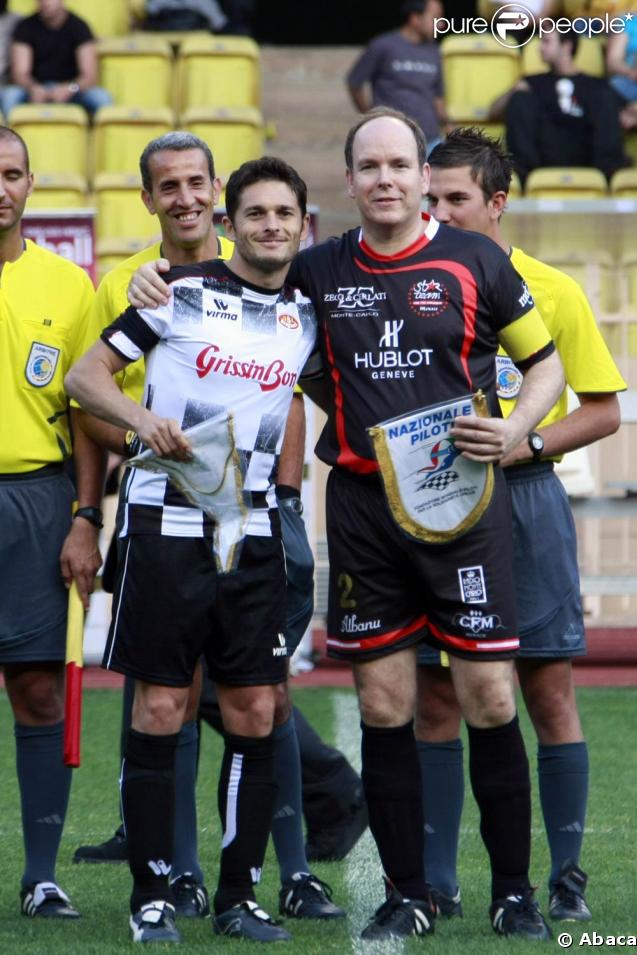 Le prince Albert et le pilote Giancarlo Fisichella lors du 16e World Stars Football Match au profit de l'AMADE-Monaco