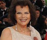 Claudia Cardinale et Laura Morante, en robes Armani, lors de la montée des marches avant l'hommage à Antonioni, au Festival de Cannes, le 20 mai 2009