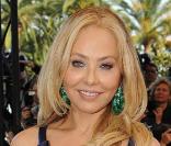 Ornella Muti en blonde lors de la montée des marches avant l'hommage à Antonioni, au Festival de Cannes, le 20 mai 2009