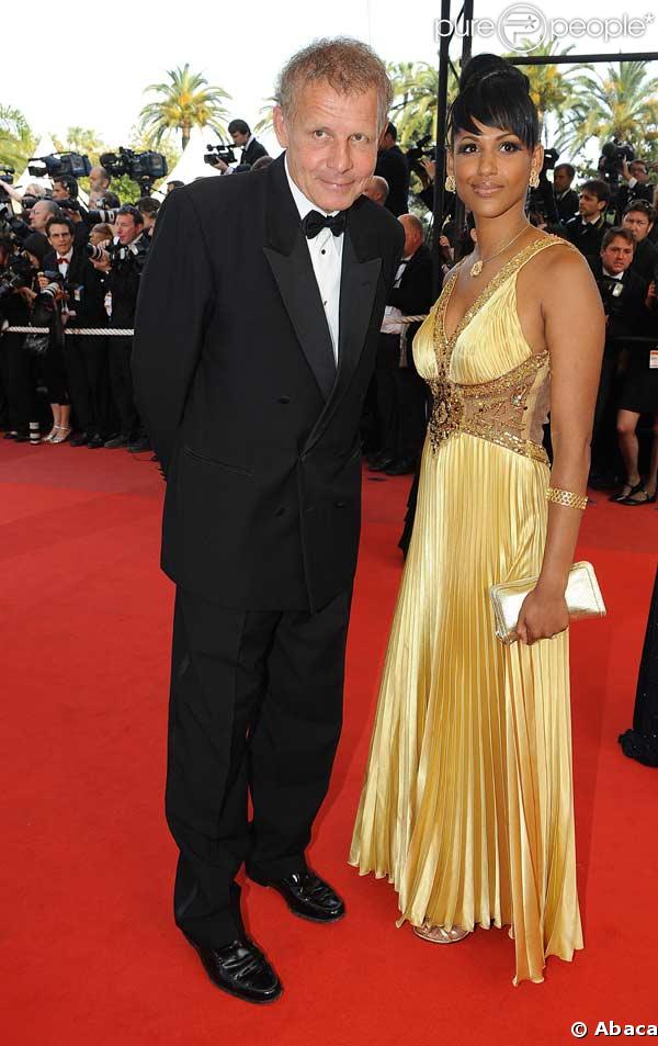 Patrick Poivre d'Arvor et une amie Alexandra Baldeh lors de la montée des marches avant la projection d'