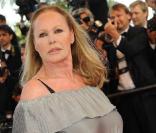 Ursula Andress lors de la montée des marches avant la projection d'