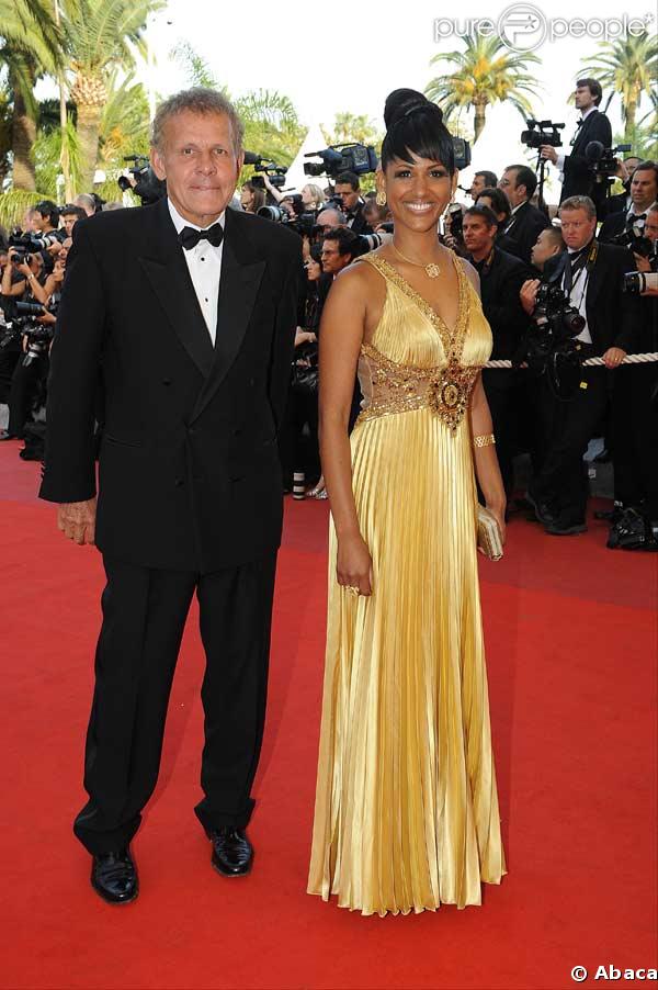 Patrick Poivre d'Arvor et une amie Alexandra Baldeh lors de la montée des marches avant la projection d'