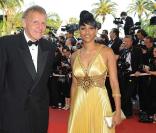 Patrick Poivre d'Arvor et une amie Alexandra Baldeh lors de la montée des marches avant la projection d'