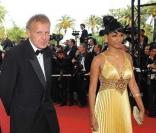 Patrick Poivre d'Arvor et une amie Alexandra Baldeh lors de la montée des marches avant la projection d'