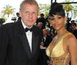 Patrick Poivre d'Arvor et une amie Alexandra Baldeh lors de la montée des marches avant la projection d'