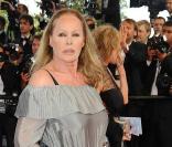 Ursula Andress lors de la montée des marches avant la projection d'