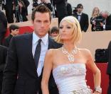 Doug Reinhardt et Paris Hilton lors de la montée des marches avant la projection d'Inglourious Basterds, au Festival de Cannes, le 20 mai 2009