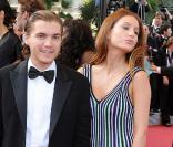 Emile Hirsch et sa compagne Brianna Domont lors de la montée des marches avant la projection d'Inglourious Basterds, au Festival de Cannes, le 20 mai 2009