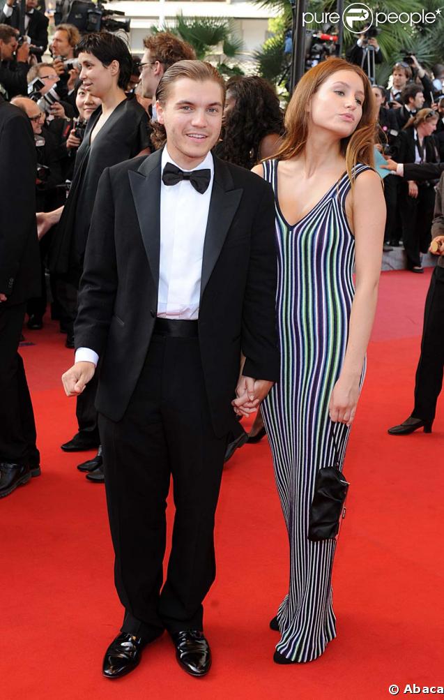 Emile Hirsch et sa compagne Brianna Domont lors de la montée des marches avant la projection d'Inglourious Basterds, au Festival de Cannes, le 20 mai 2009