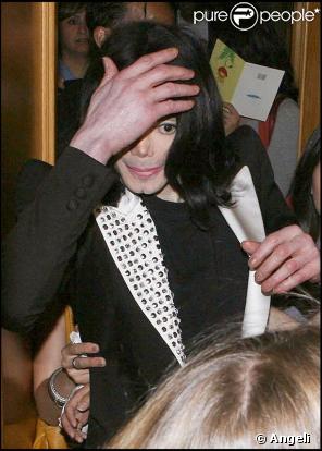 Michael Jackson sortant d'un centre de dermatologie et entouré de groupies à Beverly Hills le 20 mai 2009