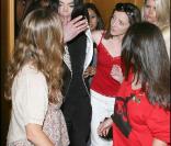 Michael Jackson sortant d'un centre de dermatologie et entouré de groupies à Beverly Hills le 20 mai 2009