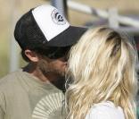 Pamela Anderson et son boyfriend au parc à Malibu s'embrassent et s'enlassent sans pudeur devant de jeunes enfants, et devant son propre fils.