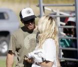 Pamela Anderson et son boyfriend au parc à Malibu s'embrassent et s'enlassent sans pudeur devant de jeunes enfants, et devant son propre fils.