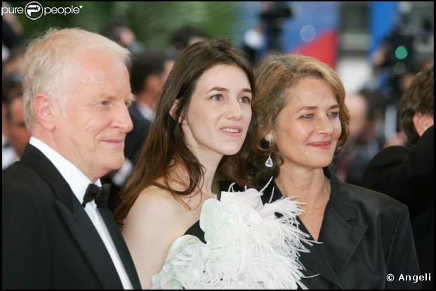 Charlotte Gainsbourg entourée de André Dussolier et Charlotte Rampling lors de la présentation de Lemming en ouverture du 58e Festival de Cannes