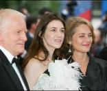 Charlotte Gainsbourg entourée de André Dussolier et Charlotte Rampling lors de la présentation de Lemming en ouverture du 58e Festival de Cannes 