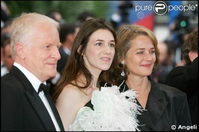 Charlotte Gainsbourg entourée de André Dussolier et Charlotte Rampling lors de la présentation de Lemming en ouverture du 58e Festival de Cannes 