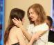 Charlotte Gainsbourg félicitée par la présidente du jury Isabelle Huppert lors de la remise des prix du 62e Festival de Cannes 